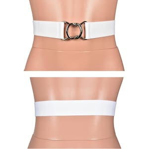 Könnte beinhalten: Weißer elastischer Gürtel mit einer silberfarbenen, ineinandergreifenden Schnalle. Der Gürtel wird in zwei Ansichten, vorne und hinten, auf einer Schaufensterpuppe gezeigt. Ein schlichtes, aber stilvolles Accessoire.