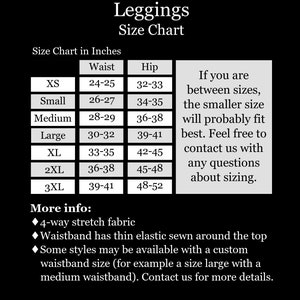 Op de afbeelding: Leggings maattabel in inches, met de taille- en heupmaten voor maten XS tot 3XL. De tabel bevat ook informatie over het bepalen van de juiste maat tussen maten en contactgegevens voor vragen.