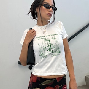 I Don&#39;t Know Where I&#39;m Going But I&#39;m Gay T-Shirt, Funny Frog LGBTQ Pride Tee, Retro Y2K Queer Graphic Shirt, Vintage Rainbow Gift Top
