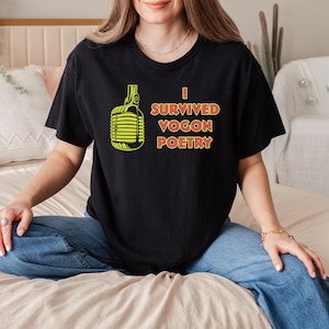 Koszulka z poezją „I Survived Vogon”, zabawna koszulka dla miłośników książek science fiction, koszulka dla fanów „Hitchhiker’s Guide”, prezent dla nerdowskiego literackiego humoru
