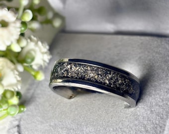 Men’s Women’s Memorial Ashes Ring 8mm Band Choice of Metals