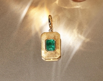 18K Yellow Gold Natural Emerald Pendant, Satin Finish, Handmade Engraving, Anniversary Gift, Vintage Style