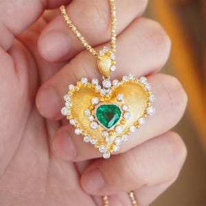 Heart Cut Emerald Pendant with Diamond, 18k Solid Gold Pendant, Unique Engagement Pendant, Brushed Emerald Pendant, Vintage Gold Pendant