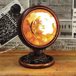 Lampada da tavolo ricavata dal faro di un vecchio trattore.