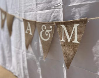 Gepersonaliseerde vlaggetjesbanner van jute – Rustieke trouwdecoratie met initialen