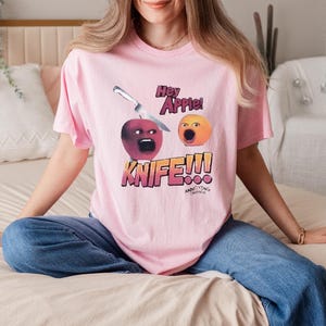 Hey Apple Knife T-Shirt, Funny Annoying Orange Meme Tee, Viral Internet Joke Shirt, Retro Cartoon Humor Outfit