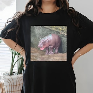 Maglietta divertente con meme di Moo Deng, maglietta &quot;Amo Moo Deng&quot;, felpa con il fan club di Moo Deng, maglietta per gli amanti degli ippopotami, simpatico regalo per gli amanti degli ippopotami.