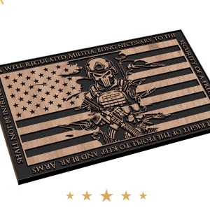 Pu&ograve; includere: Un cartello di legno con un design di bandiera americana usurato. La bandiera &egrave; strappata e un soldato con una maschera di teschio tiene un fucile. Il testo sul cartello dice "A well regulated Militia, being necessary to the security of a free state, the right of the people to keep and bear arms, shall not be infringed."