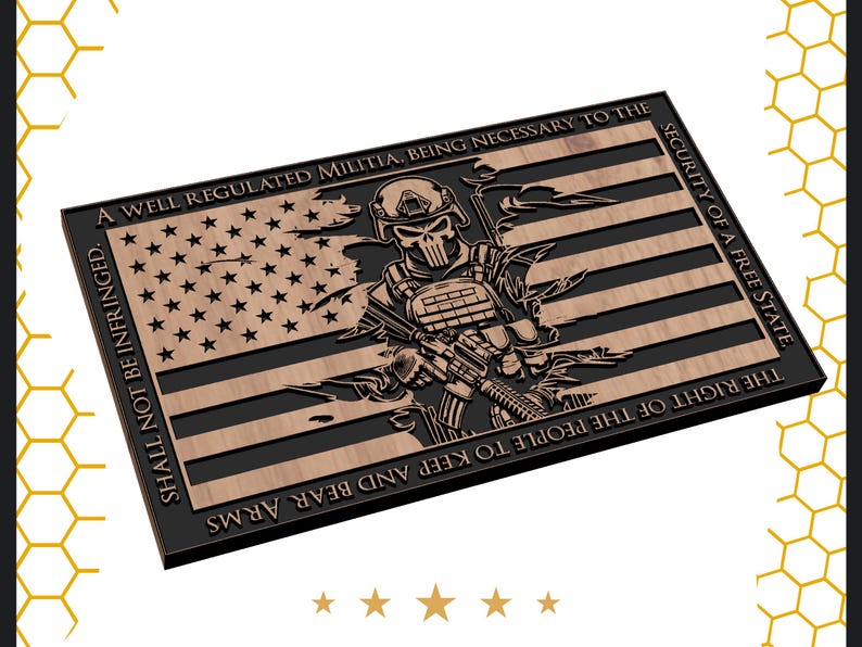 Pu&ograve; includere: Un cartello di legno con un design di bandiera americana usurato. La bandiera &egrave; strappata e un soldato con una maschera di teschio tiene un fucile. Il testo sul cartello dice "A well regulated Militia, being necessary to the security of a free state, the right of the people to keep and bear arms, shall not be infringed."