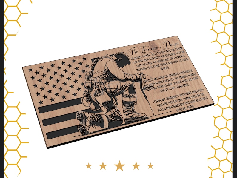 K&ouml;nnte beinhalten: Ein Holzschild mit einem amerikanischen Flaggenmuster und einem knienden Linienmann im Gebet. Das Schild zeigt den Text "The Lineman's Prayer" und ein Gebet um Sicherheit und F&uuml;hrung.