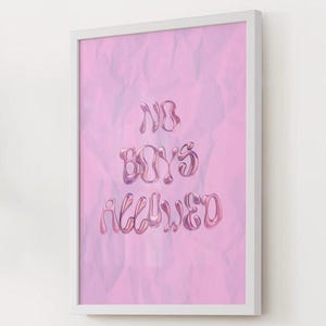 Pode incluir: Uma impressão emoldurada rosa e roxa com o texto "No Boys Allowed" em uma fonte rosa em 3D.