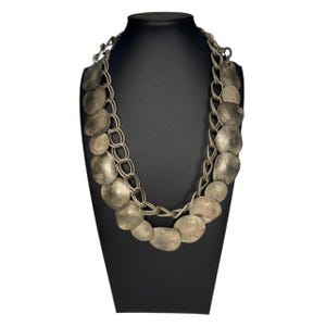 Collier vintage Chico's signé, pendentif disque argenté martelé, 71 cm de long