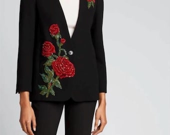 Blazer negro de algodón a medida: bordado de rosas, corte entallado.