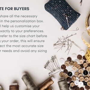 Puede incluir: Una colecci&oacute;n de suministros de costura, que incluye un alfiletero azul, alfileres de seguridad, botones, una cinta m&eacute;trica y carretes de hilo. La imagen tambi&eacute;n incluye el texto "NOTE FOR BUYERS".