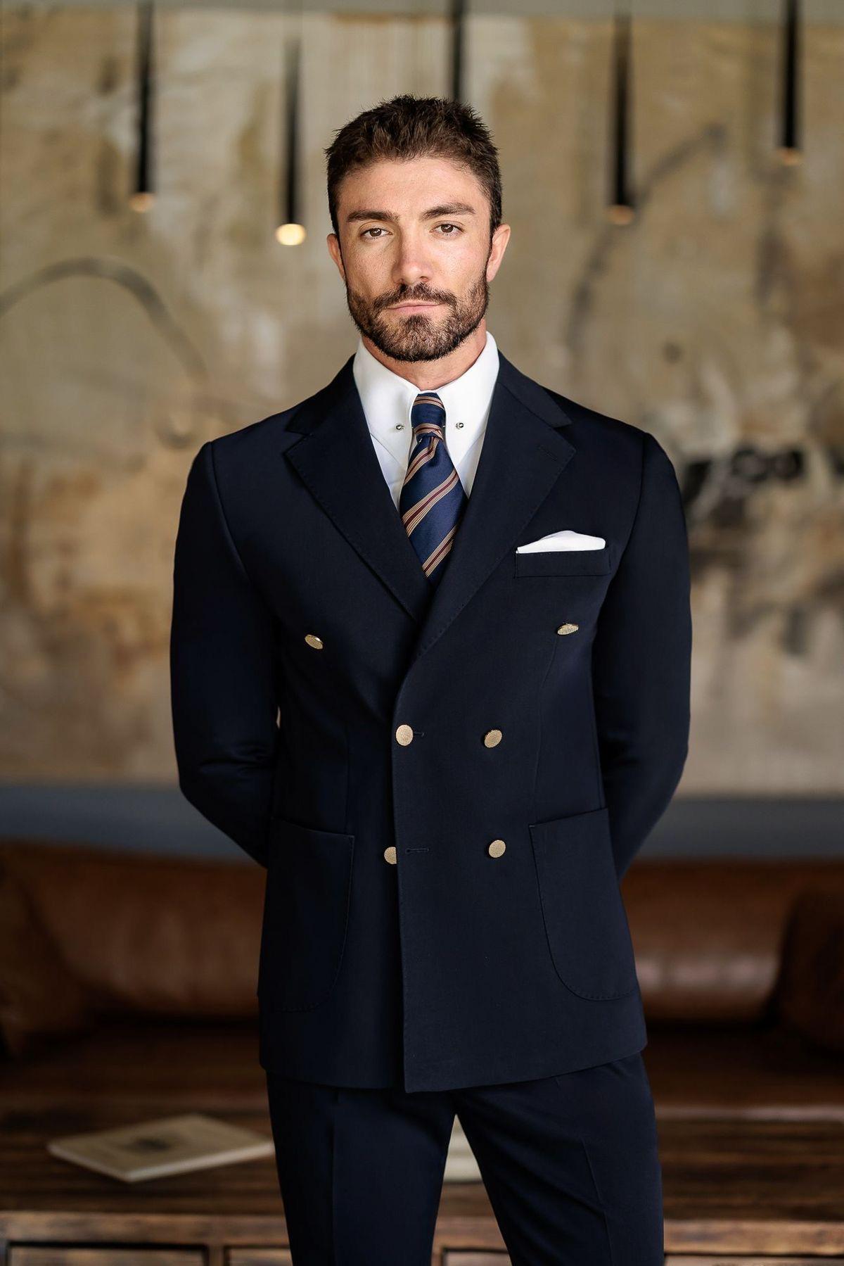 ネイビーブルーのダブルブレストスーツ：イタリアスタイルのカスタム