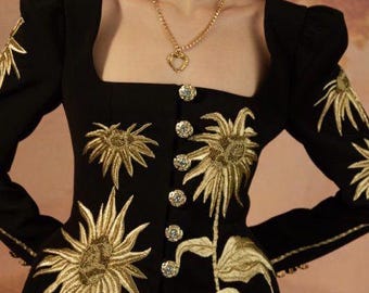 Conjunto preto bordado à mão: blazer e calça de alta costura com estampa floral dourada.