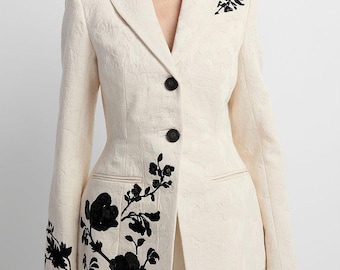 Conjunto de falda y blazer con bordado floral: atuendo personalizado para mujer.