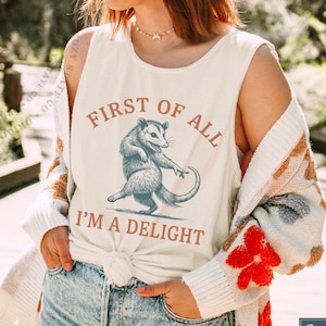 „First Of All I'm A Delight“ Tanktop in bequemen Farben, Vintage-T-Shirt mit Opossum-Grafik, lustiges kastenförmiges Opossum-Tanktop, Retro-Meme-Shirt