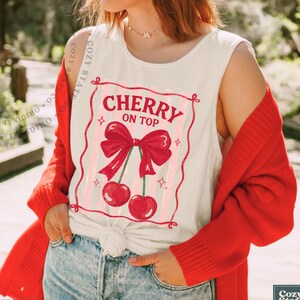 Tanktop mit Kirschmuster, verspieltes Tanktop mit Kirschschleife, süßes Tanktop mit Kirschgrafik, mädchenhaftes Sommeroutfit, Top im Boutique-Stil