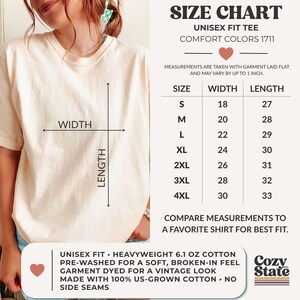 K&ouml;nnte beinhalten: Ein cremefarbenes Kurzarm-T-Shirt mit einer Gr&ouml;&szlig;entabelle. Die Tabelle listet die Gr&ouml;&szlig;en S bis 4XL mit den entsprechenden Breiten- und L&auml;ngenma&szlig;en in Zoll auf. Der Text enth&auml;lt Unisex Fit, Comfort Colors 1711 und Produktdetails.