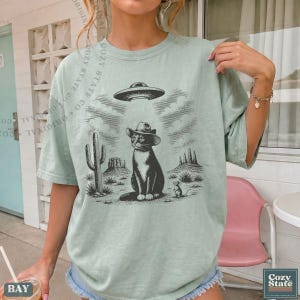 Retro-Tanktop mit UFO-Katze, lustiges Alien-Katzen-Tanktop, Tanktop mit Western-Wüsten-Motiv, Vintage-Sci-Fi-Shirt, Sommergeschenk für Katzenliebhaber, Festival-Tanktop Bild 2
