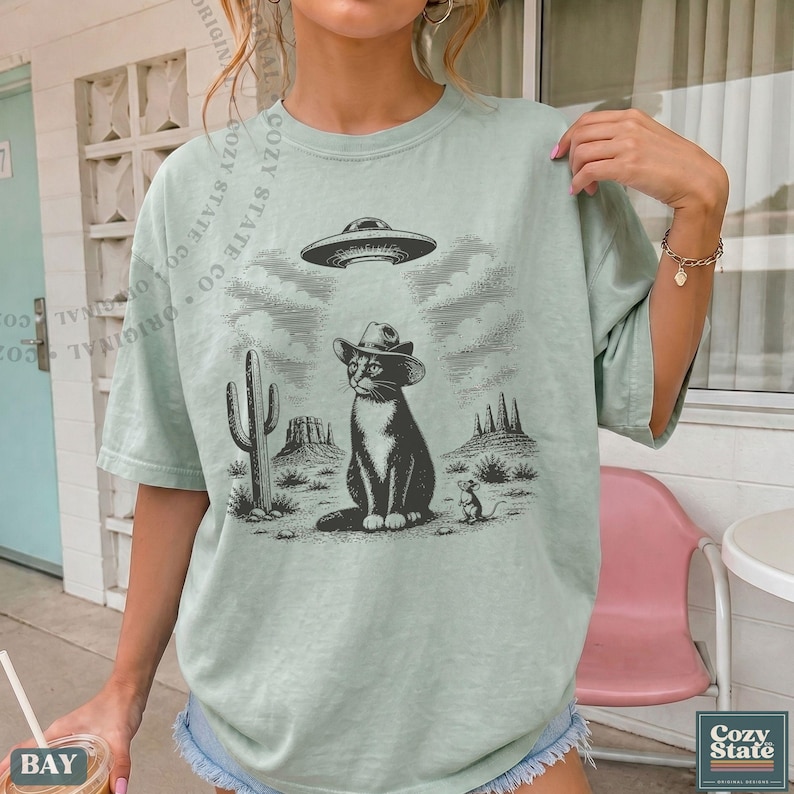 Retro-Tanktop mit UFO-Katze, lustiges Alien-Katzen-Tanktop, Tanktop mit Western-Wüsten-Motiv, Vintage-Sci-Fi-Shirt, Sommergeschenk für Katzenliebhaber, Festival-Tanktop Bild 2