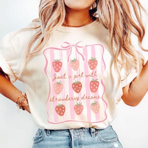 Strawberry Comfort Colors Shirt, Cottagecore Summer Tee, Strawberry Festival Gift, Cute Botanical Berries Shirt, Coquette Aesthetic T-Shirt
