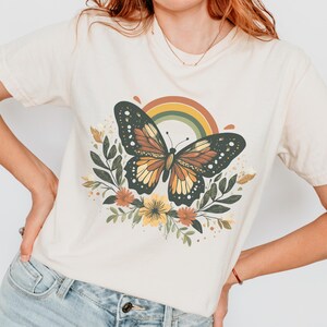 Komfort Farben Schmetterling T-Shirt: Boho Regenbogen Cottagecore Tee
