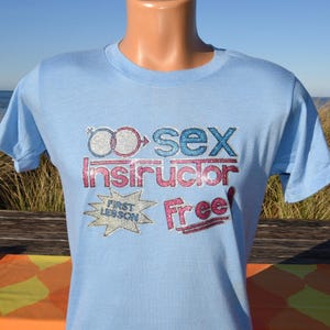 vintage 70s t-shirt SEX INSTRUCTOR free lesson tee Medium Large