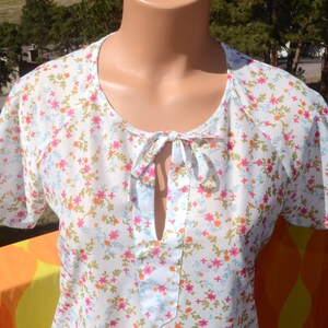 vintage 70s t-shirt FLORAL flower keyhole tie neck women's top Medium raglan image 2
