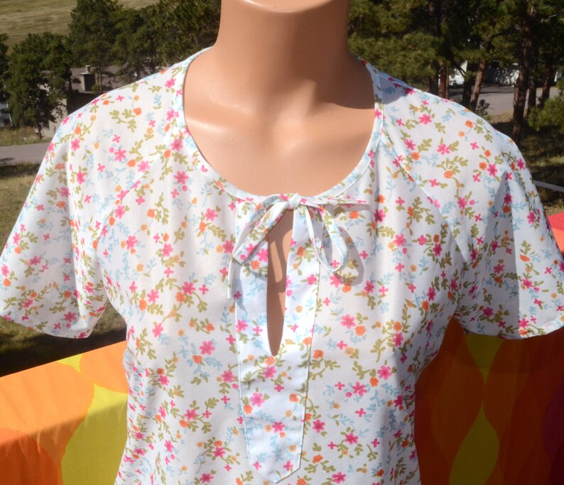 vintage 70s t-shirt FLORAL flower keyhole tie neck women's top Medium raglan image 2