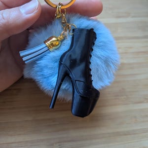 High Heel Plattform Ankle Bootie Tänzerin Tasche Zubehör Schlüsselanhänger mit Pompom