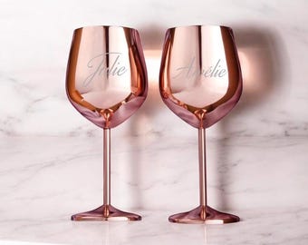 Gepersonaliseerd gegraveerd roestvrijstalen wijnglas, verkrijgbaar in roze, goud of zwart. Een perfect cadeau voor bruiloften, jubilea, Moederdag of Kerstmis.