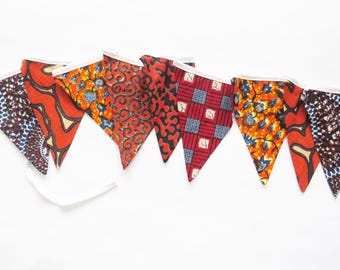 Banderines coloridos elaborados con algodón estampado africano.