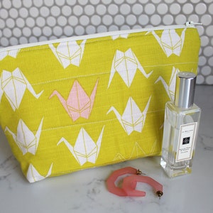 Bolsa de cremallera, bolsa cosmética de pájaro origami, estampado de pájaro de algodón amarillo y blanco, regalos para ella, estampado de pájaro origami, amarillo y blanco, regalo de pájaro