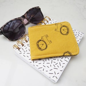 Étui de carte de lion, tissu de lion en coton jaune, cadeaux pour elle, cadeau d’amoureux du lion, étui de carte jaune, étui de carte de crédit, étui de carte de voyage, étui en coton