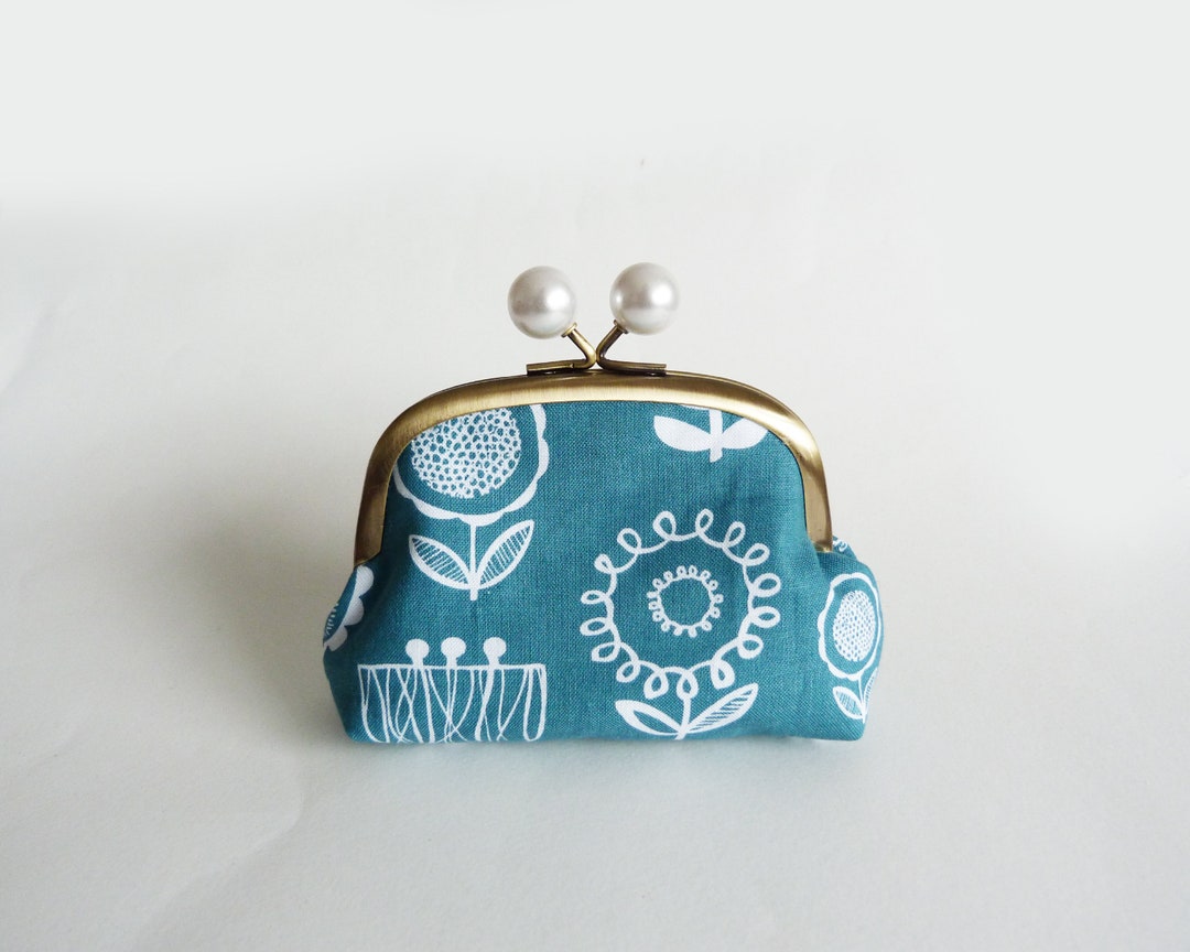 花柄コインケース：ブルー＆ホワイトコットン、パール留め - Etsy 日本