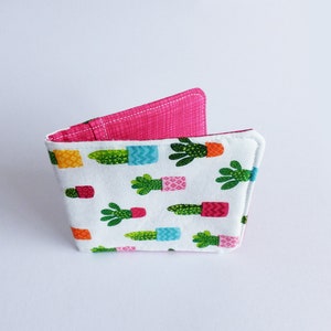 Étui à cartes Cactus, tissu cactus en coton blanc, amateur de cactus, cadeaux pour elle, cadeaux pour filles, étui à cartes de crédit, étui à cartes de visite, étui à cactus