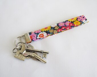 Llavero de pulsera con diseño floral: llavero de tela de algodón hecho a mano