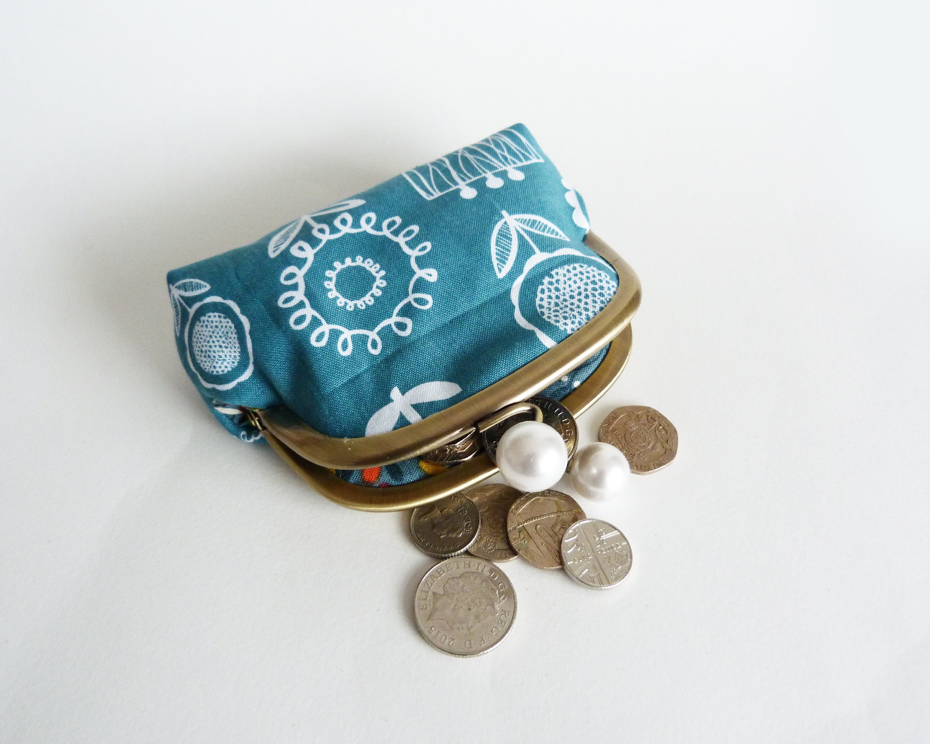 花柄コインケース：ブルー＆ホワイトコットン、パール留め - Etsy 日本