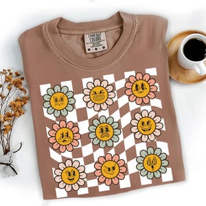 Comfort Color Retro Checkered Flower Shirt, Boho Floral TShirt Gift For Mom, Trendy Summer Graphic Tee, Boho Flowers Shirt, Boho Hippie Tee