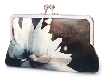 Schwarz-weiße Blumen Clutch Tasche, Seidentasche mit Kettengriff