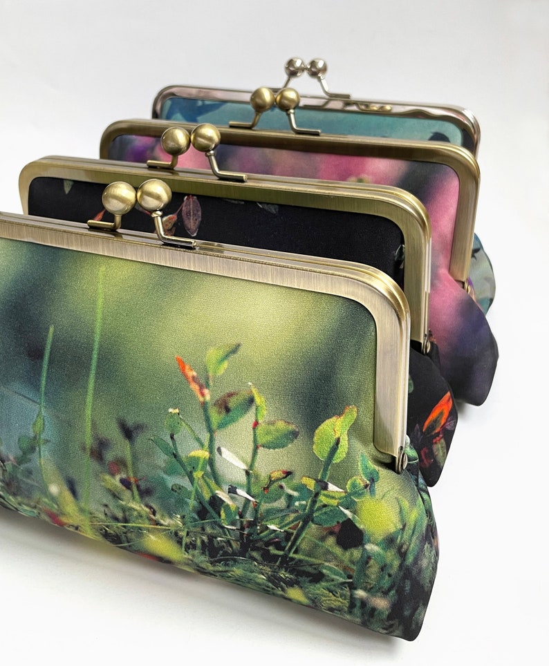 Woodland glade, printed silk clutch bag, purse with chain handle imagem 5