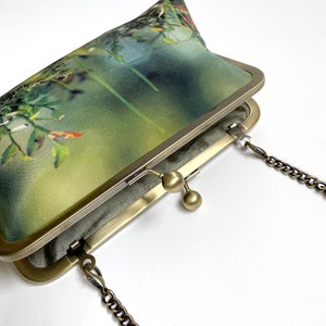 Woodland glade, printed silk clutch bag, purse with chain handle imagem 4