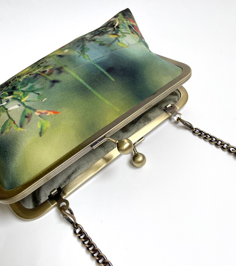 Woodland glade, printed silk clutch bag, purse with chain handle imagem 4