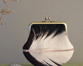 Porte-monnaie plumes blanches, pochette festonnée moyenne en velours