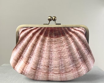 Bolso de mano/bandolera de terciopelo con forma de concha marina y correa opcional.