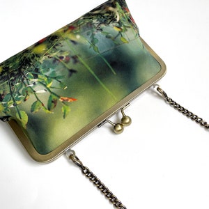Woodland glade, printed silk clutch bag, purse with chain handle imagem 3