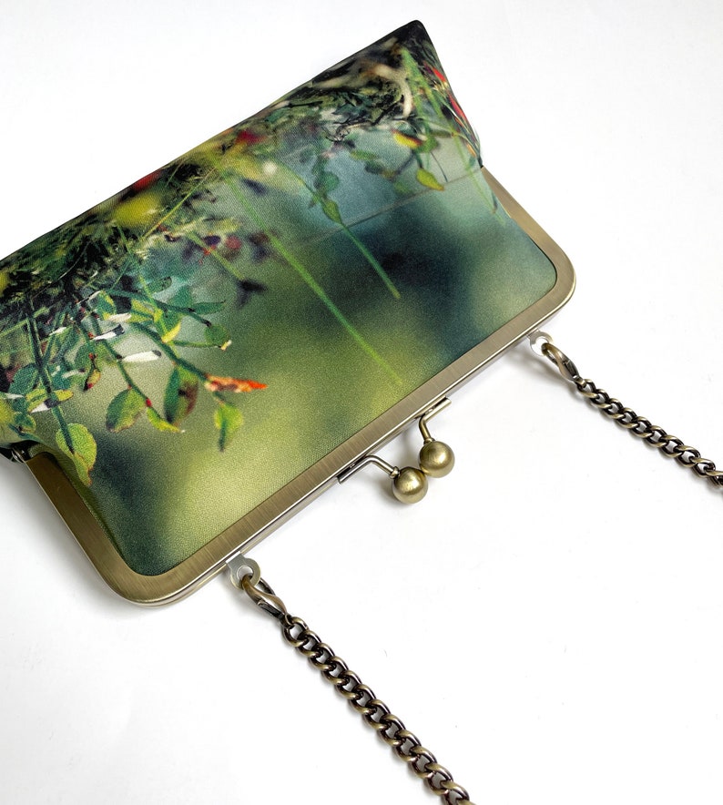 Woodland glade, printed silk clutch bag, purse with chain handle imagem 3