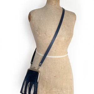 Scholeksterveren, fluwelen kisslock schoudertas met crossbody band afbeelding 3